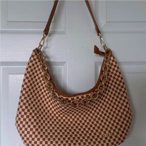 Elegant Checkered Shoulder Bag with Gold Chain